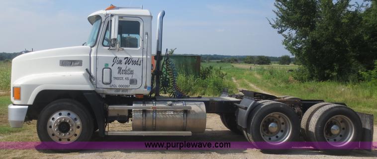 image for item D2116 1993 Mack CH613 semi truck