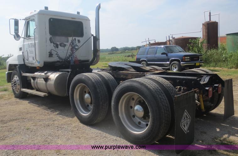 image for item D2116 1993 Mack CH613 semi truck