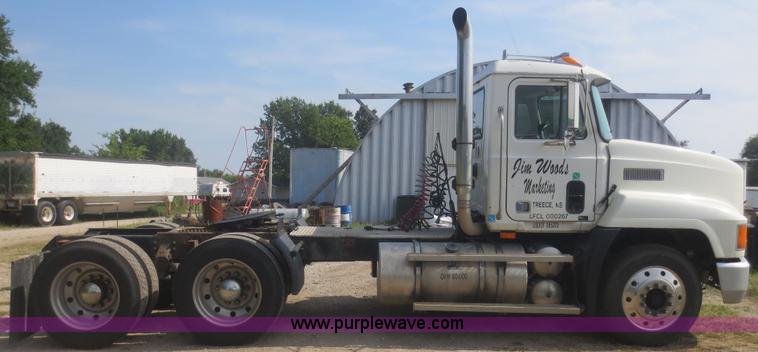 image for item D2116 1993 Mack CH613 semi truck