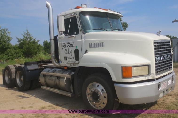 image for item D2116 1993 Mack CH613 semi truck