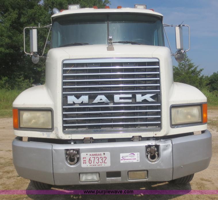 image for item D2116 1993 Mack CH613 semi truck