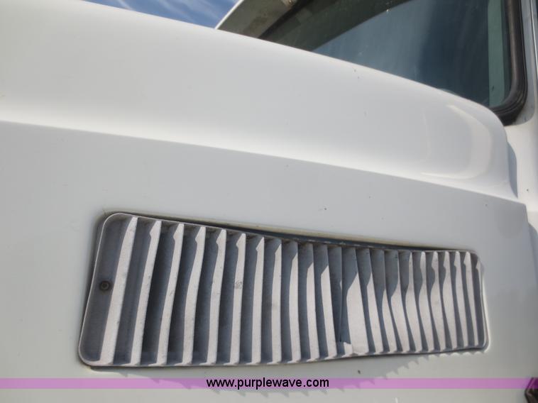 image for item D2116 1993 Mack CH613 semi truck