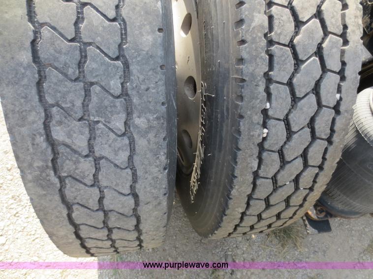 image for item D2116 1993 Mack CH613 semi truck