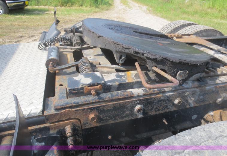 image for item D2116 1993 Mack CH613 semi truck