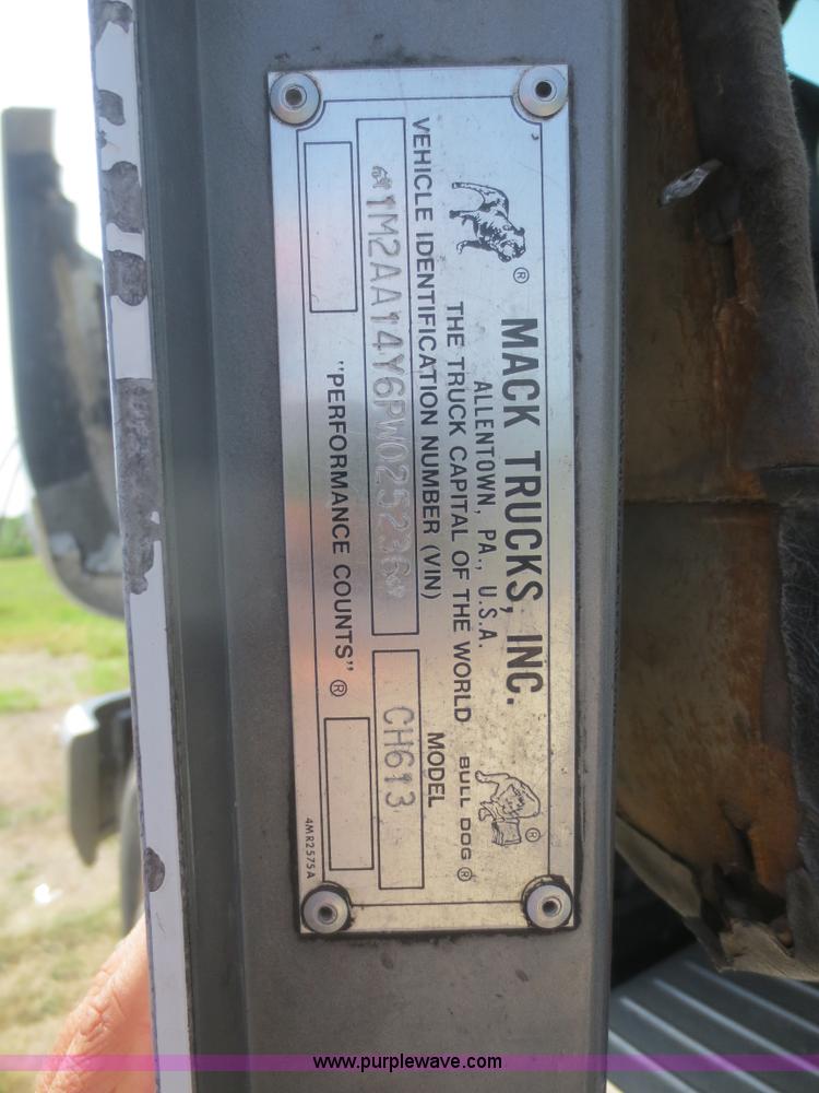 image for item D2116 1993 Mack CH613 semi truck
