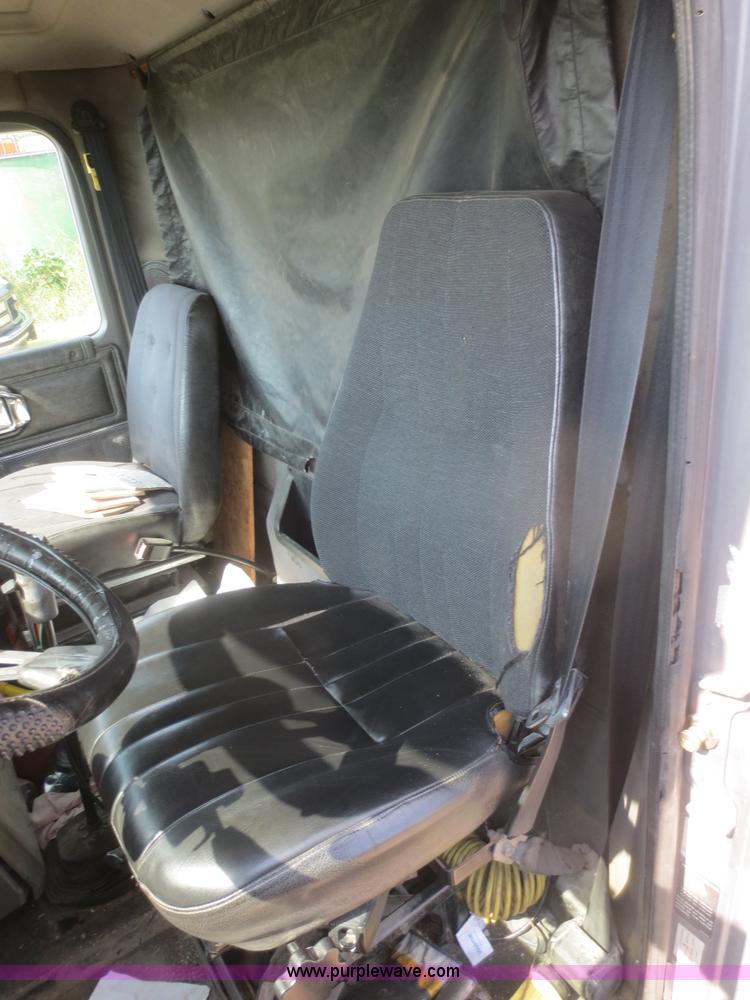 image for item D2116 1993 Mack CH613 semi truck