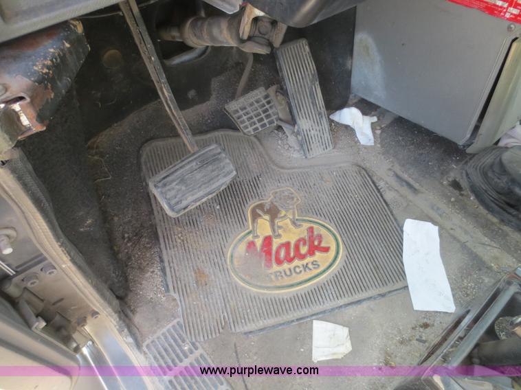 image for item D2116 1993 Mack CH613 semi truck
