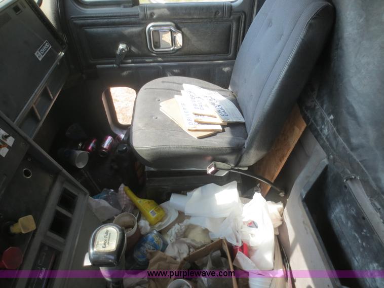 image for item D2116 1993 Mack CH613 semi truck