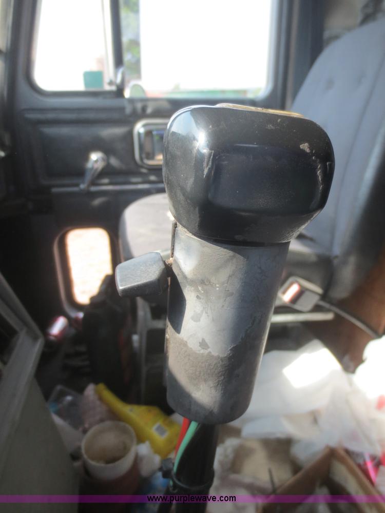 image for item D2116 1993 Mack CH613 semi truck