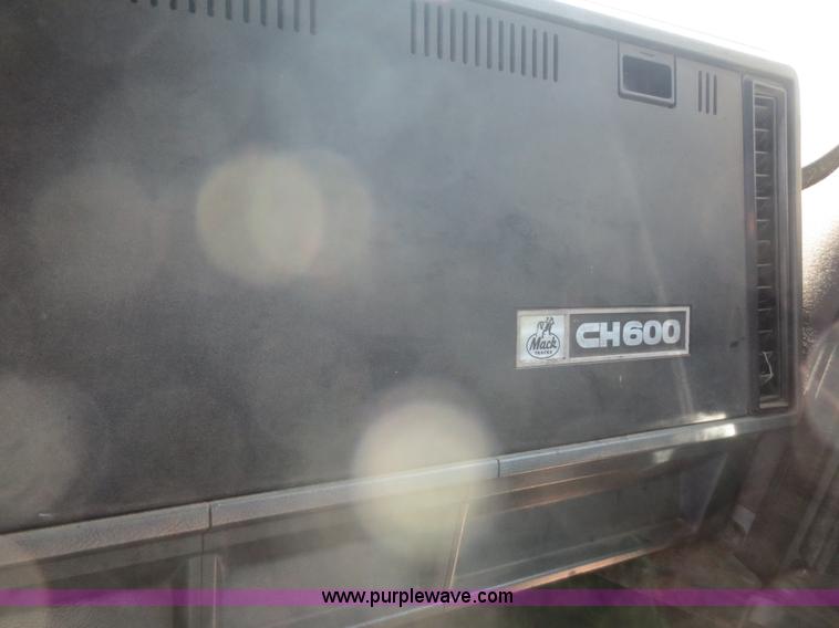 image for item D2116 1993 Mack CH613 semi truck