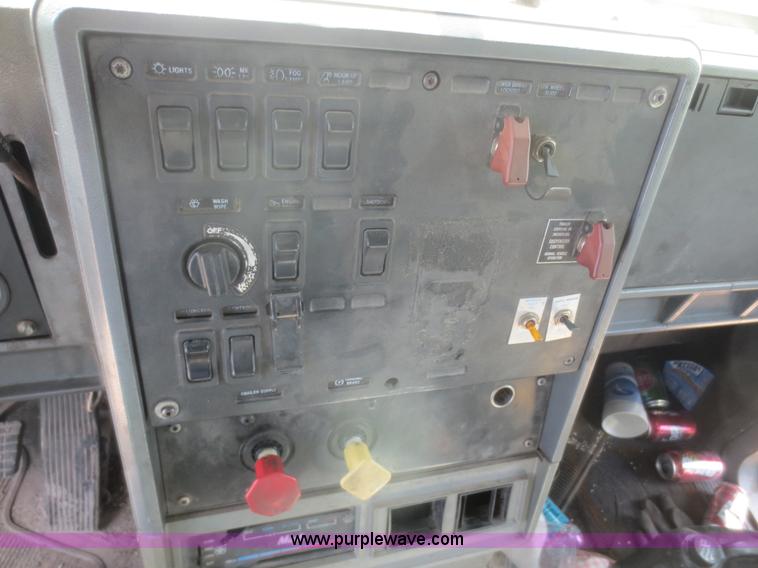 image for item D2116 1993 Mack CH613 semi truck