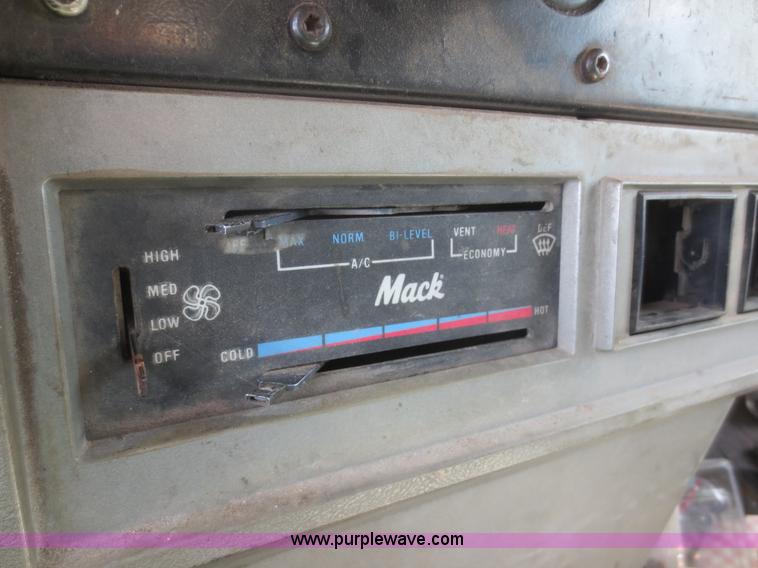 image for item D2116 1993 Mack CH613 semi truck