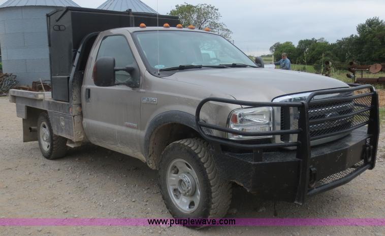 image for item D2150 2005 Ford F350 Super Duty XLT flatbed pickup truck