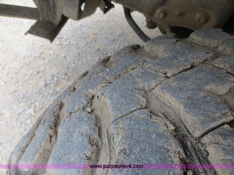 image for item D2150 2005 Ford F350 Super Duty XLT flatbed pickup truck