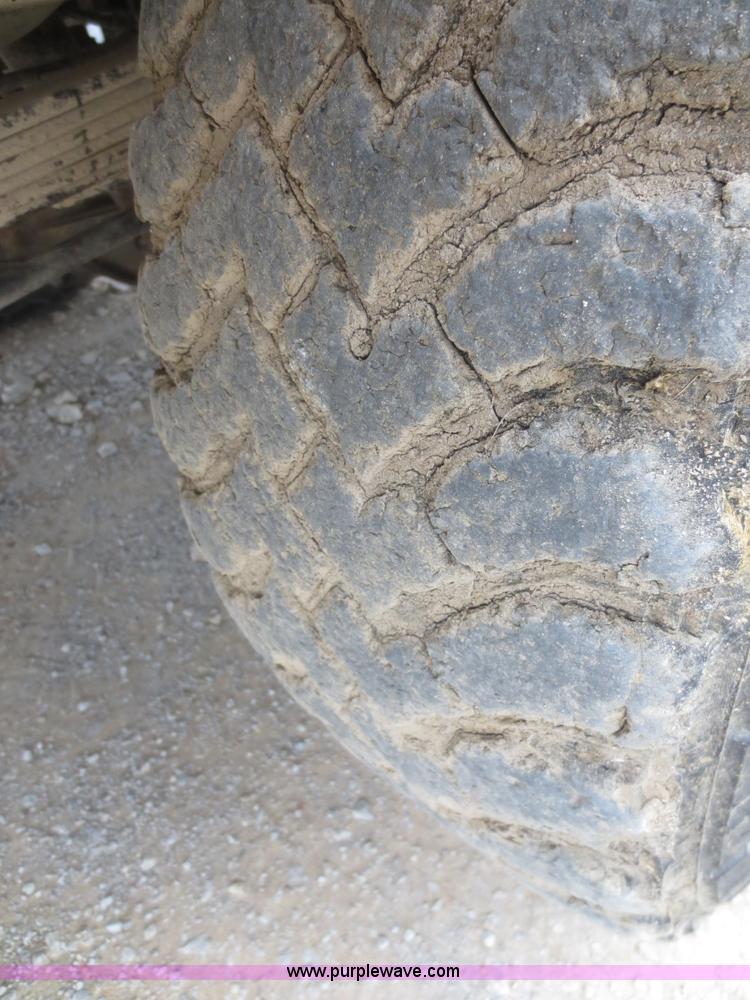 image for item D2150 2005 Ford F350 Super Duty XLT flatbed pickup truck