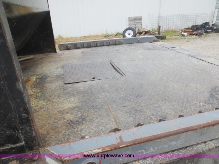 image for item D2150 2005 Ford F350 Super Duty XLT flatbed pickup truck