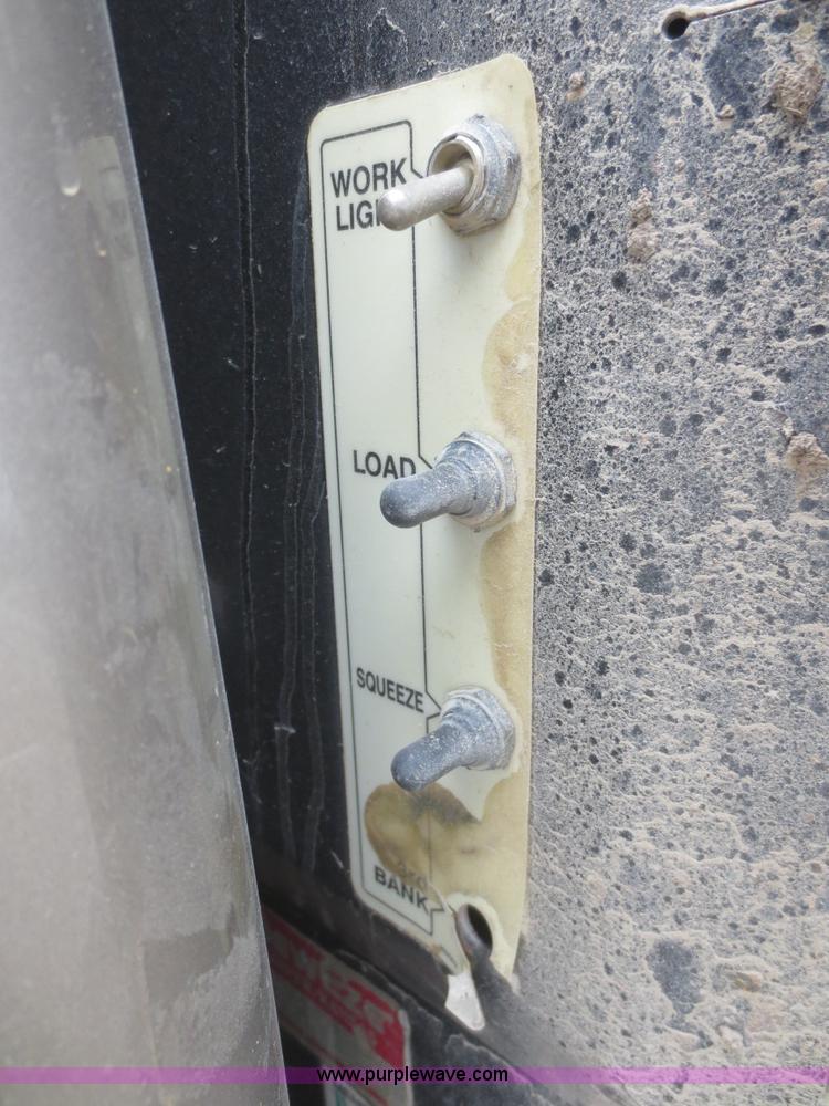 image for item D2150 2005 Ford F350 Super Duty XLT flatbed pickup truck