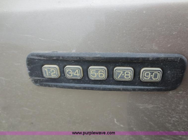 image for item D2150 2005 Ford F350 Super Duty XLT flatbed pickup truck