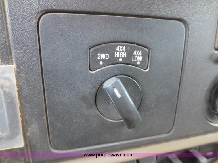 image for item D2150 2005 Ford F350 Super Duty XLT flatbed pickup truck