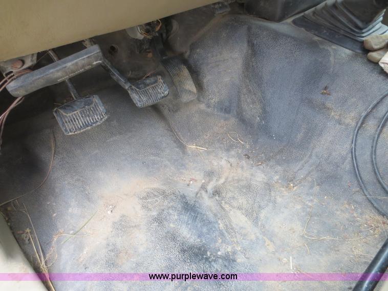 image for item D2150 2005 Ford F350 Super Duty XLT flatbed pickup truck