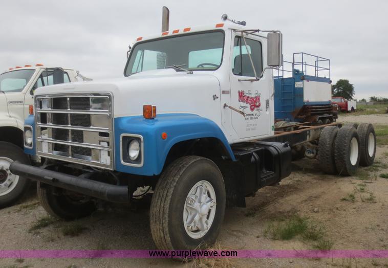 image for item D2151 1978 International F2554 truck cab and chassis