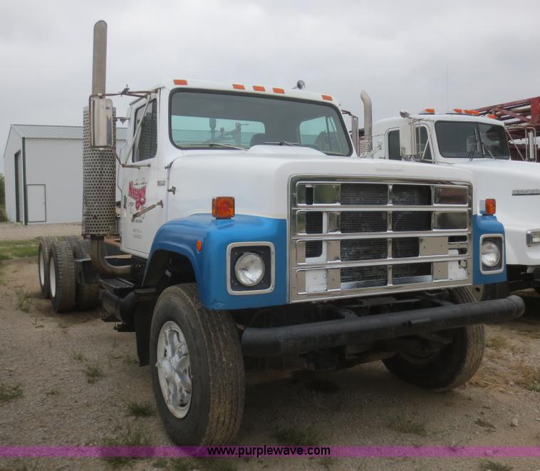 image for item D2151 1978 International F2554 truck cab and chassis