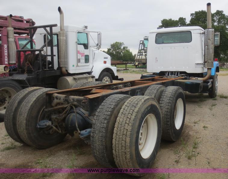 image for item D2151 1978 International F2554 truck cab and chassis