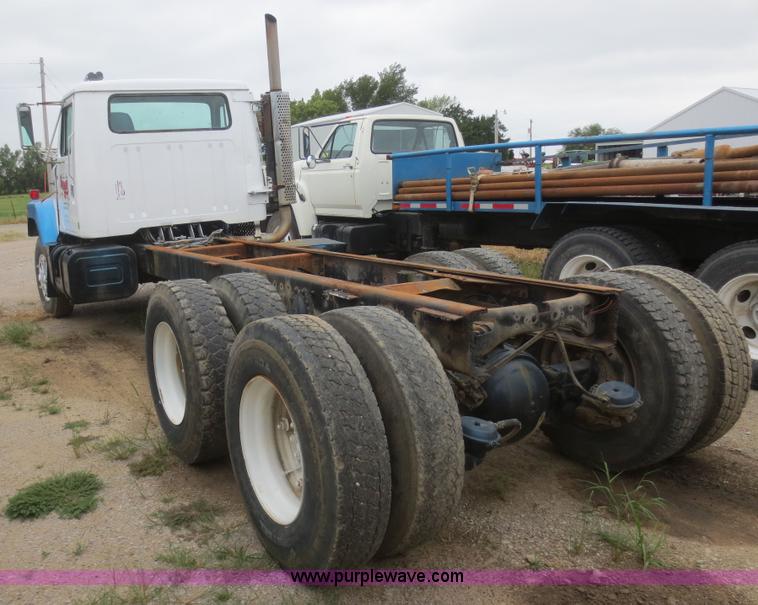 image for item D2151 1978 International F2554 truck cab and chassis