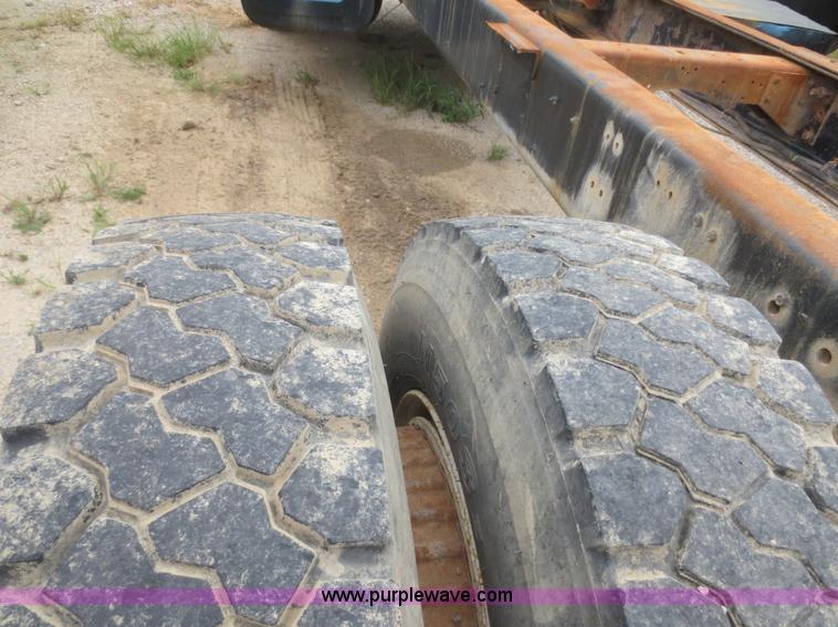 image for item D2151 1978 International F2554 truck cab and chassis