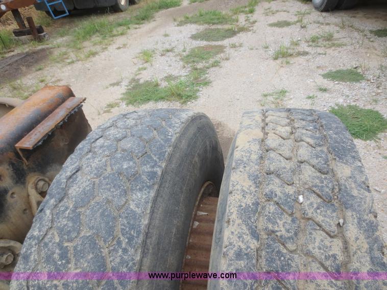 image for item D2151 1978 International F2554 truck cab and chassis