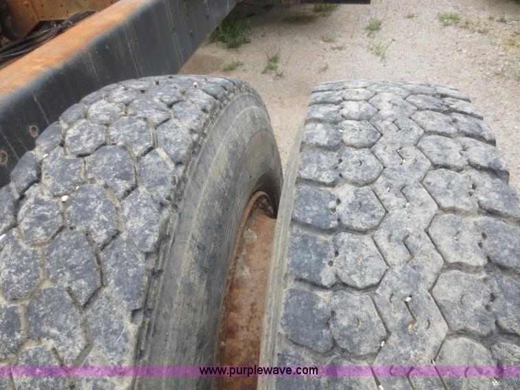 image for item D2151 1978 International F2554 truck cab and chassis