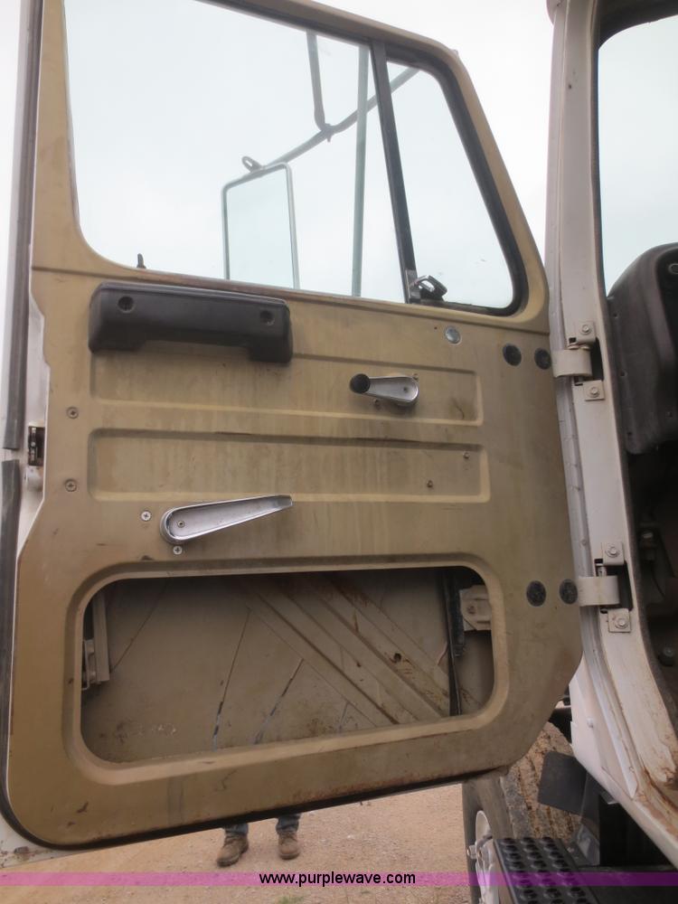 image for item D2151 1978 International F2554 truck cab and chassis