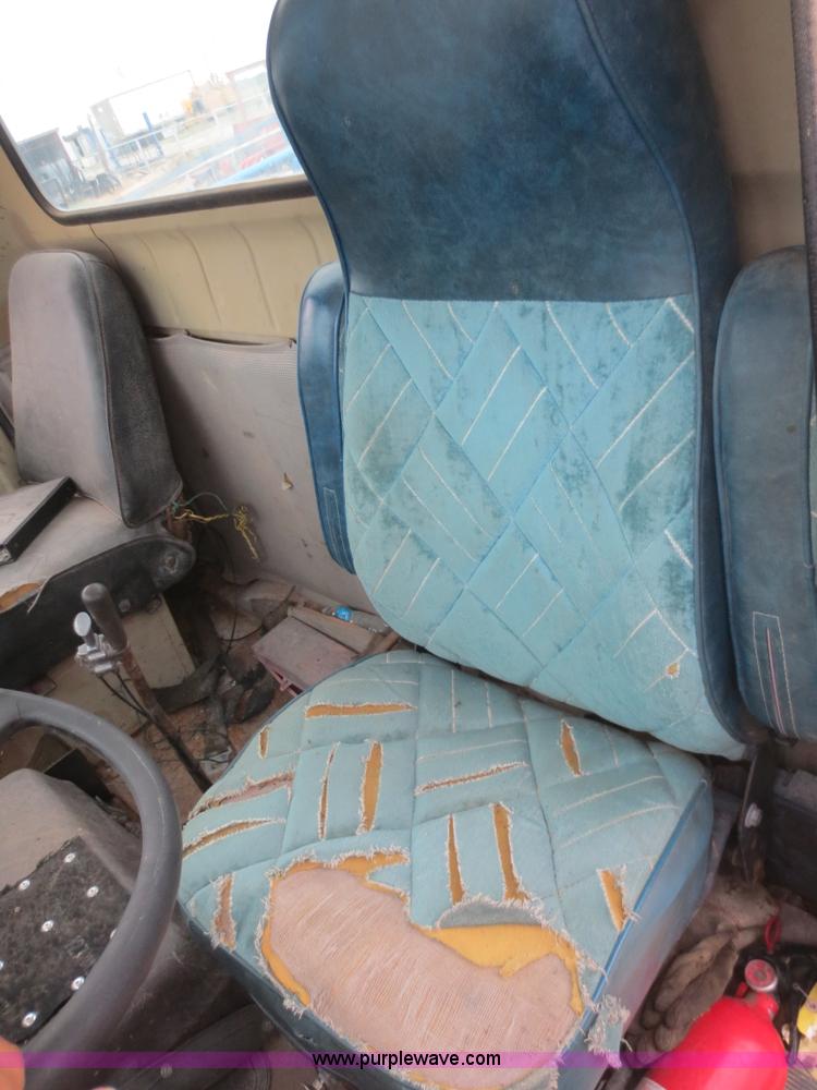 image for item D2151 1978 International F2554 truck cab and chassis