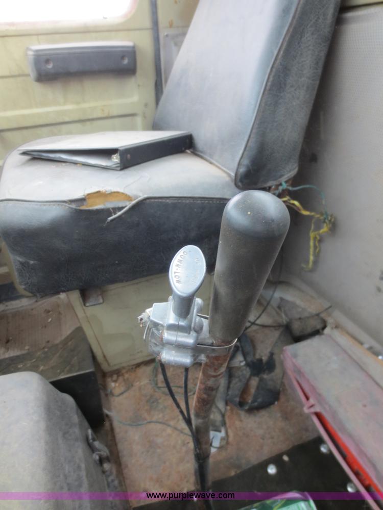 image for item D2151 1978 International F2554 truck cab and chassis