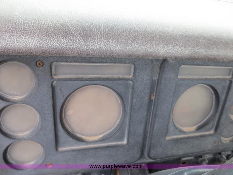 image for item D2151 1978 International F2554 truck cab and chassis