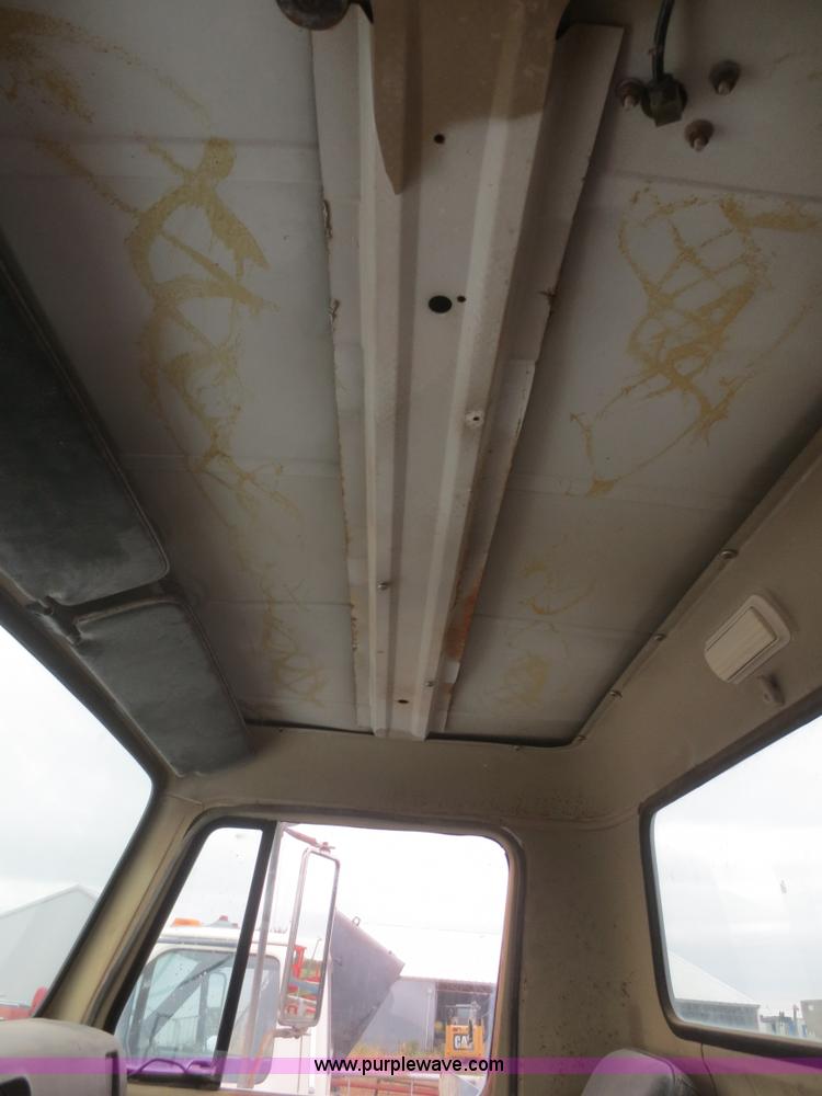 image for item D2151 1978 International F2554 truck cab and chassis