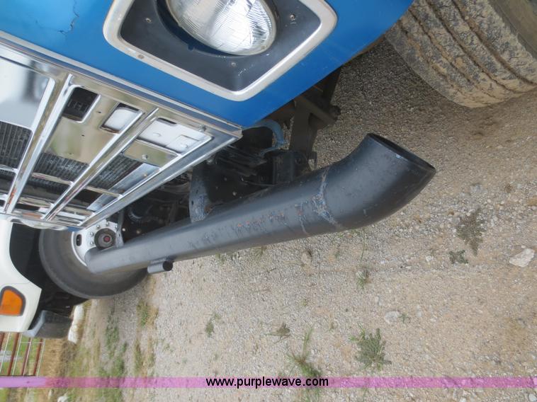 image for item D2151 1978 International F2554 truck cab and chassis