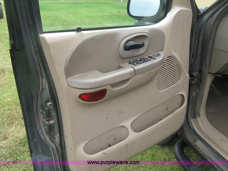 image for item E7891 2003 Ford F150 SuperCrew pickup truck