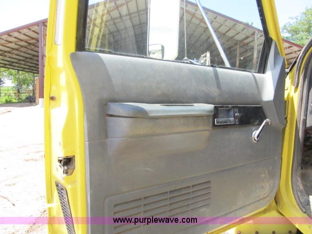 image for item F4940 1992 GMC TopKick box truck