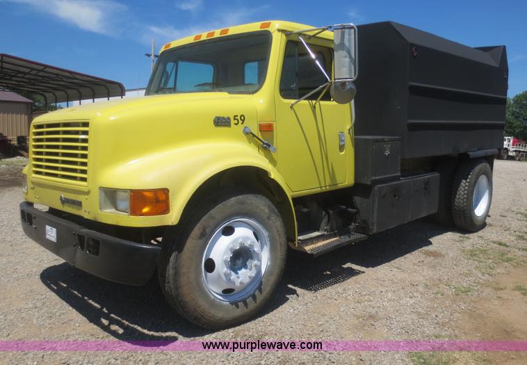 image for item F8291 1998 International 4700 chip bed truck