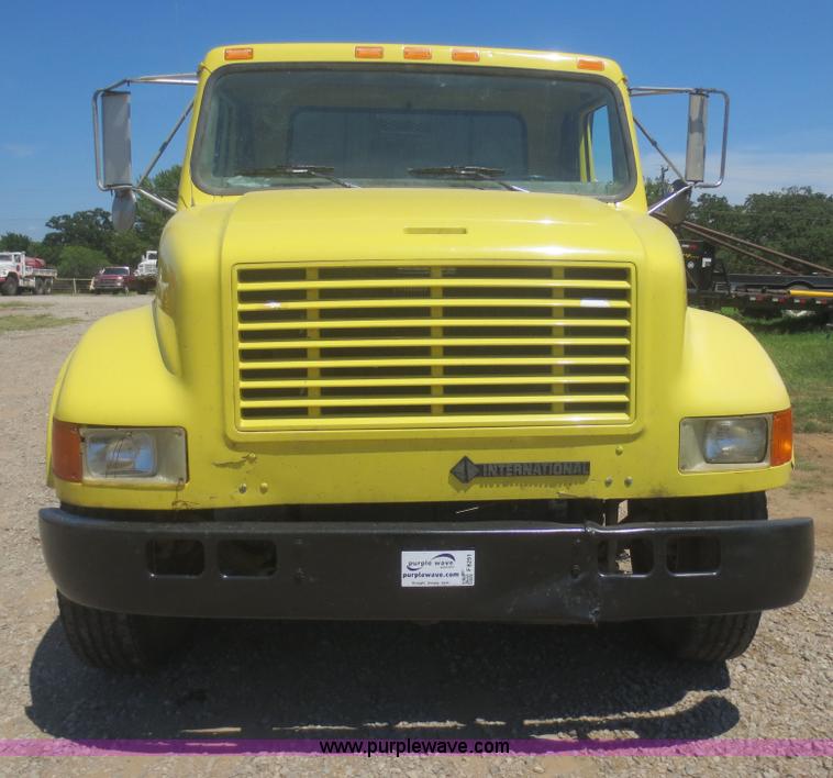 image for item F8291 1998 International 4700 chip bed truck