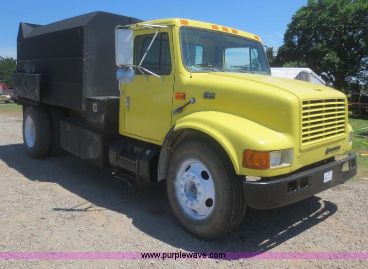 image for item F8291 1998 International 4700 chip bed truck