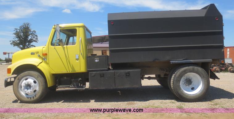 image for item F8291 1998 International 4700 chip bed truck