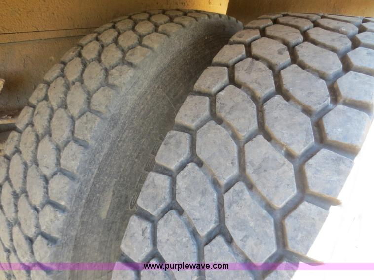 image for item F8291 1998 International 4700 chip bed truck