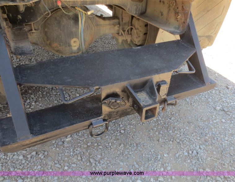 image for item F8291 1998 International 4700 chip bed truck