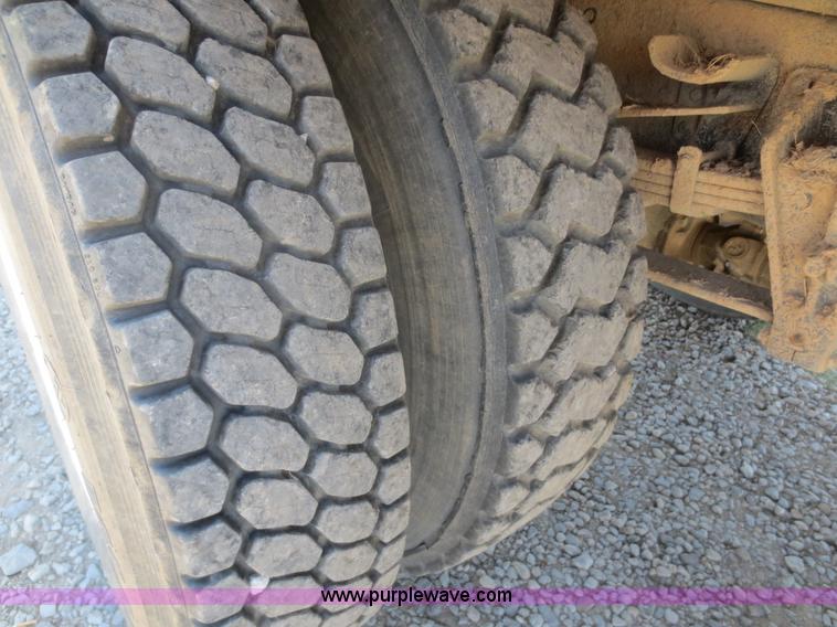 image for item F8291 1998 International 4700 chip bed truck