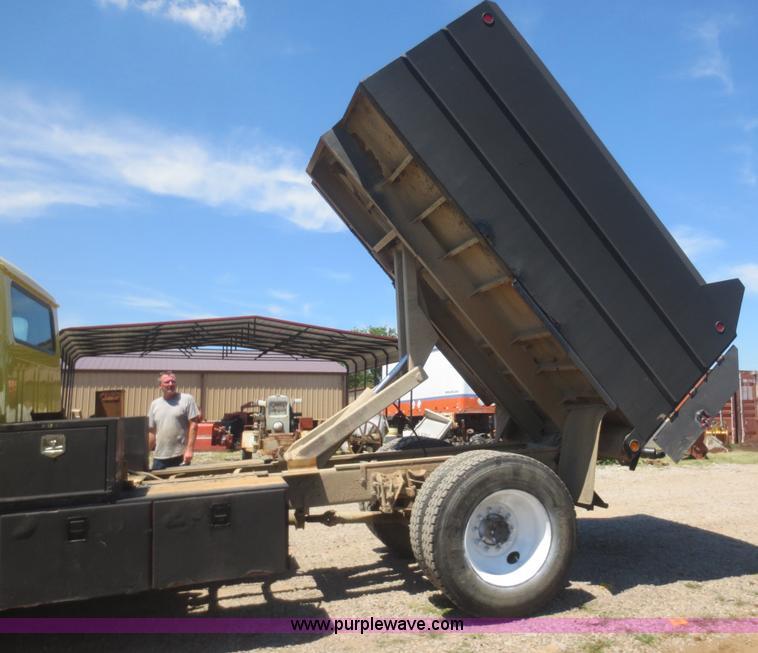 image for item F8291 1998 International 4700 chip bed truck