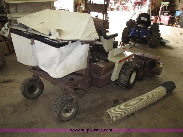 image for item G9958 2003 Grasshopper 720K riding lawn mower