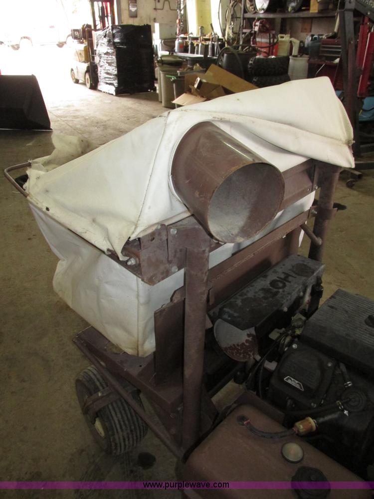 image for item G9958 2003 Grasshopper 720K riding lawn mower