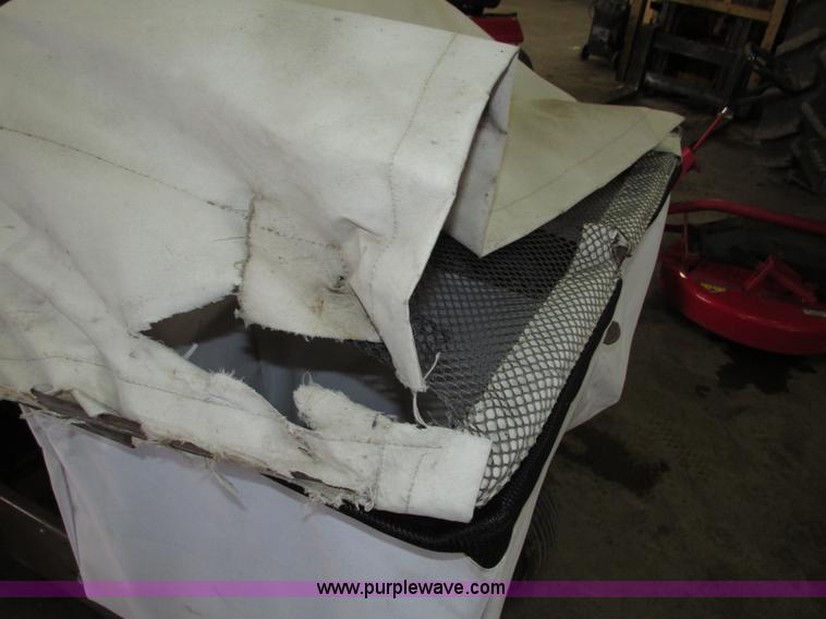 image for item G9958 2003 Grasshopper 720K riding lawn mower